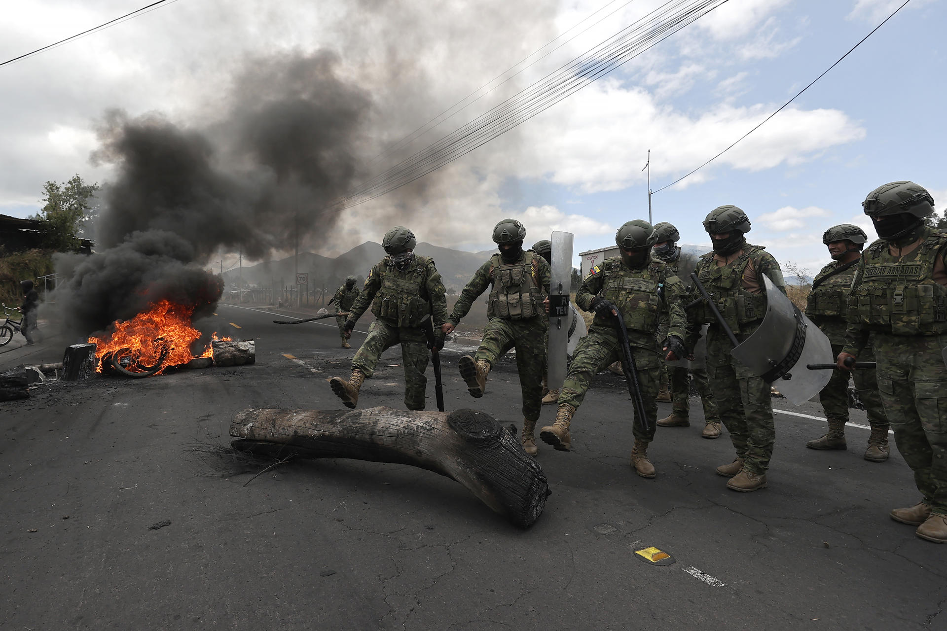 Integrantes de las Fuerzas Armadas remueven escombros después de una protesta en la avenida panamericana norte este martes, en Tabacundo (Ecuador). EFE/ José Jácome