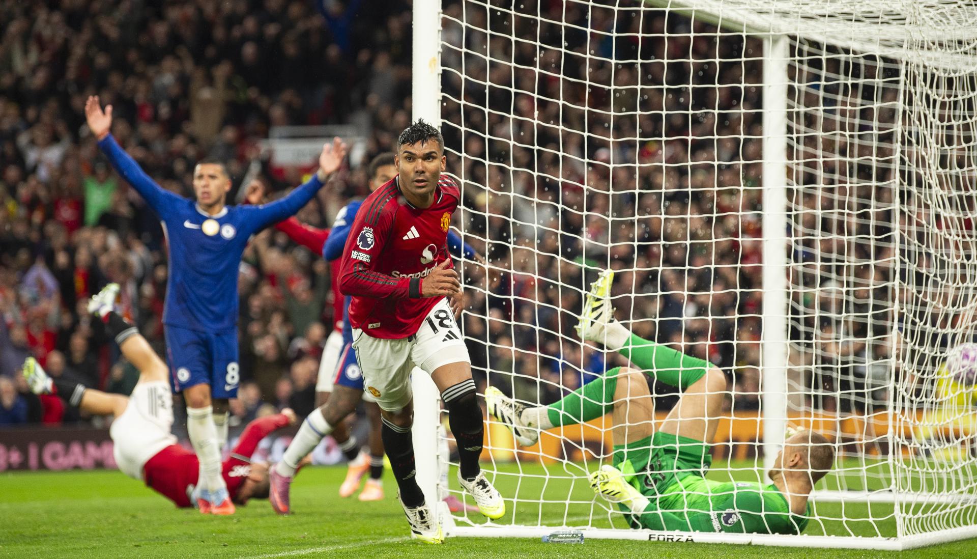 El centrocampista brasileño Casemiro, del Manchester United, durante el partido de laPremier League que han jugado Manchester United y Chelsea FC, en Mánchester, Reino Unido. EFE/EPA/PETER POWELL