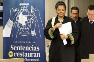 La presidenta de la Sección de Primera Instancia para Casos de Reconocimiento de Verdad y Responsabilidad de la Jurisdicción Especial para la Paz (JEP), la magistrada Ana Manuela Ochoa Arias, a su llegada este jueves, 18 de septiembre, a una audiencia, en Bogotá (Colombia). EFE/Mauricio Dueñas