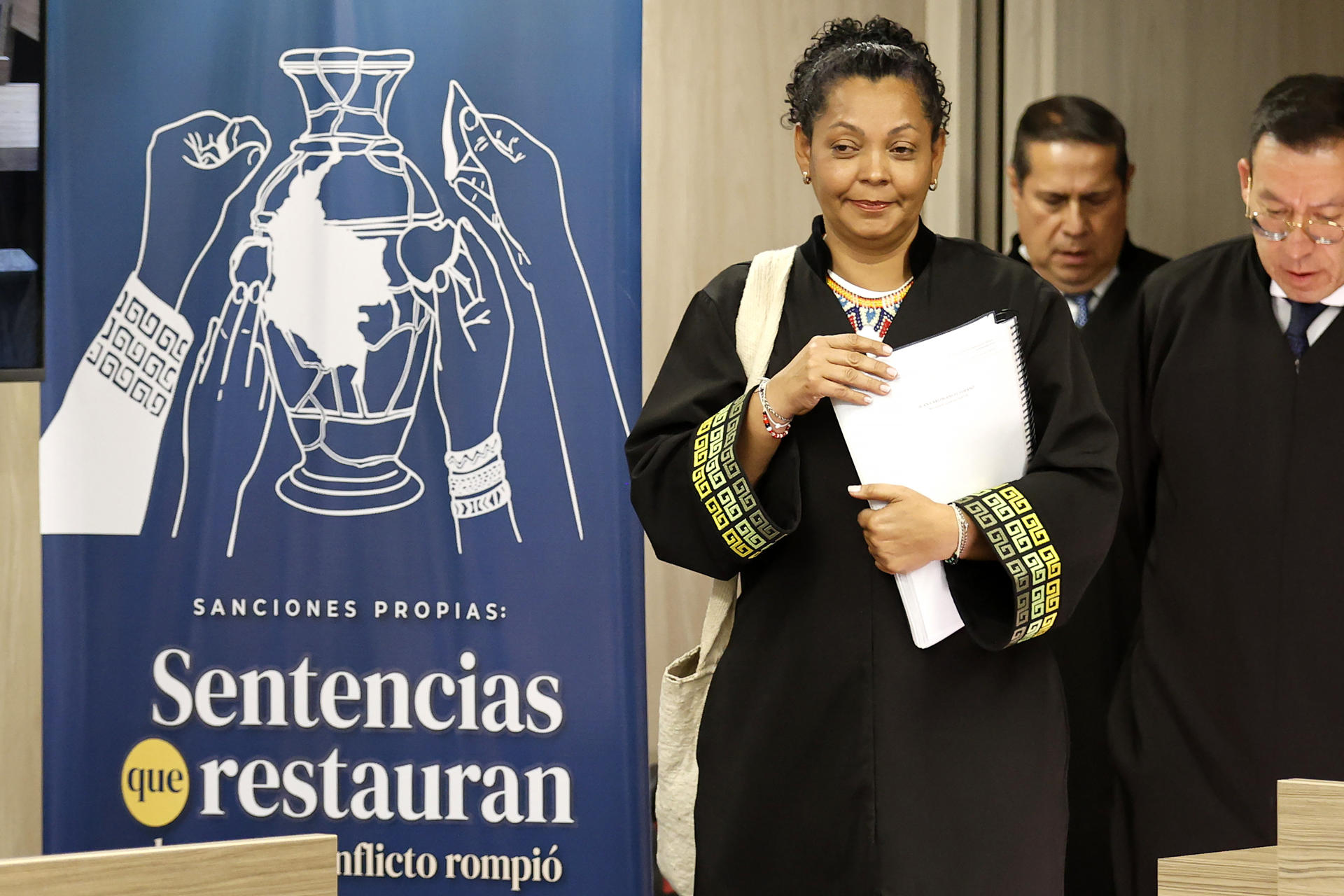 La presidenta de la Sección de Primera Instancia para Casos de Reconocimiento de Verdad y Responsabilidad de la Jurisdicción Especial para la Paz (JEP), la magistrada Ana Manuela Ochoa Arias, a su llegada este jueves, 18 de septiembre, a una audiencia, en Bogotá (Colombia). EFE/Mauricio Dueñas