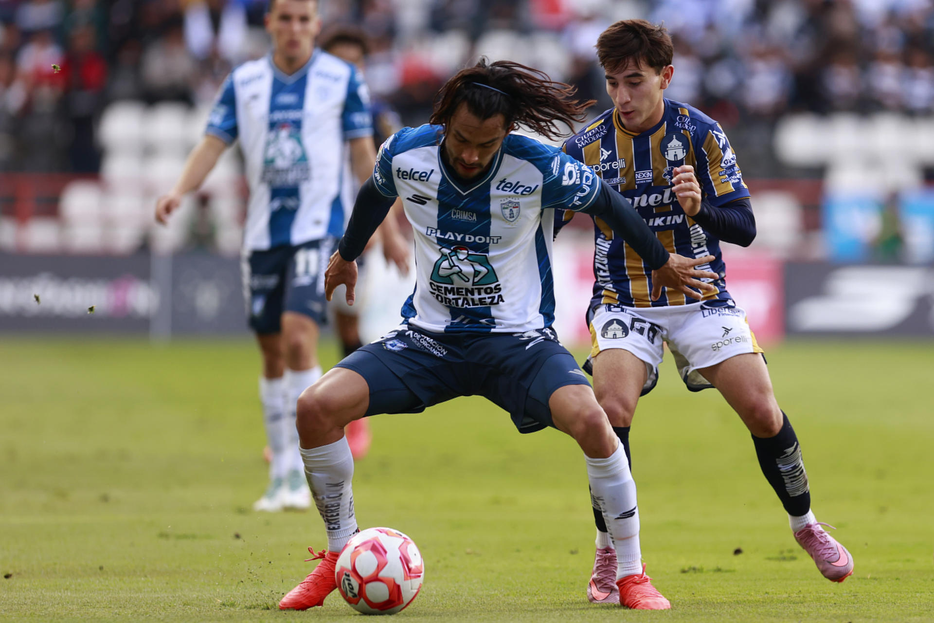 Daniel Aceves (i) de Pachuca disputa el balón con Sebastian Pérez de San Luis este sábado en un partido de la Liga MX en el estadio Hidalgo. EFE /David Martínez Pelcastre
