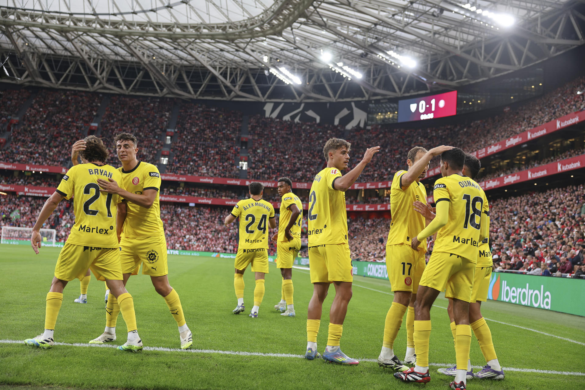 El centrocampista marroquí del Girona Azzedine Ounahi (d) celebra tras anotar el primer gol del encuentro durante el partido de la jornada 6 de LaLiga EA Sports entre el Athletic Club y el Girona, este martes en el estadio de San Mamés en Bilbao.-EFE/ Luis Tejido
