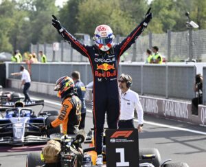 Monza (Italia), 07/09/2025.- El cuádruple campeón del mundo neerlandés Max Verstappen (Red Bull Racing) festeja su victoria en el Gran Premio de Italia, el decimosexto del Mundial de Fórmula Uno, disputado este domingo en Monza, el templo de la velocidad. EFE/EPA/Daniel Dal Zennaro