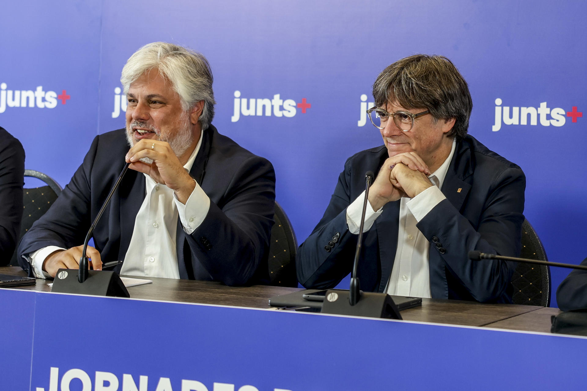 El expresidente catalán Carles Puigdemont (d), acompañado por el presidente del grupo parlamentario JxCat en el Parlament catalán, Albert Batet (i), encabeza en Waterloo una doble jornada de trabajo del grupo de JxCat en el Parlamento de Cataluña, para preparar las líneas estratégicas del nuevo curso político y del debate de política general de principios de octubre. EFE/ Olatz Castrillo
