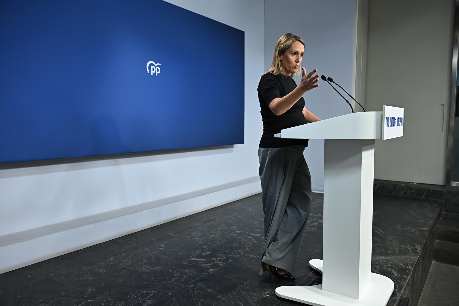 La vicesecretaria de Coordinación Sectorial, Alma Ezcurra, durante la rueda de prensa ofrecida tras la reunión del Comité de Dirección del PP, este lunes en la sede de la formación, en Madrid. EFE/ Fernando Villar