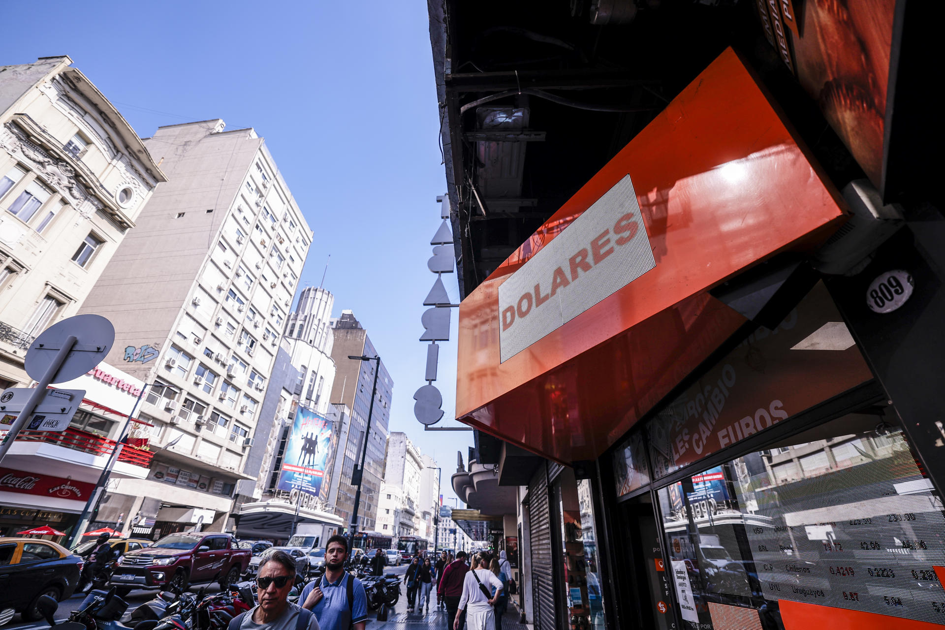 Fotografía de archivo de la entrada de una casa de cambio en el centro de Buenos Aires (Argentina). EFE/Juan Ignacio Roncoroni