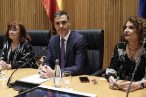 Imagen de archivo del presidente del Gobierno y secretario general del PSOE, Pedro Sánchez (c), presidiendo una reunión de los grupos parlamentarios en el Congreso y el Senado. EFE/Mariscal