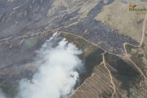 Captura de video de una vista aérea del incendio forestal que desde hace una semana se localiza en la zona del Pico del Lobo, en Guadalajara, ha entrado en la provincia de Segovia debido al fuerte viento que ha soplado durante la noche, ha informado el plan de incendios de Castilla-La Mancha (Infocam). EFE/UME/INFOCAM -SOLO USO EDITORIAL/SOLO DISPONIBLE PARA ILUSTRAR LA NOTICIA QUE ACOMPAÑA (CRÉDITO OBLIGATORIO)-