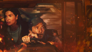 Fotograma cedido donde aparecen America Ferrera como Mary Ludwig y Matthew McConaughey como Kevin McKay, durante una escena de la película 'The Lost Bus'. EFE/Apple TV+