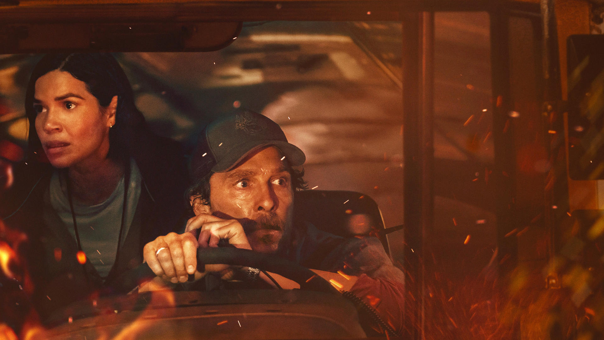 Fotograma cedido donde aparecen America Ferrera como Mary Ludwig y Matthew McConaughey como Kevin McKay, durante una escena de la película 'The Lost Bus'. EFE/Apple TV+