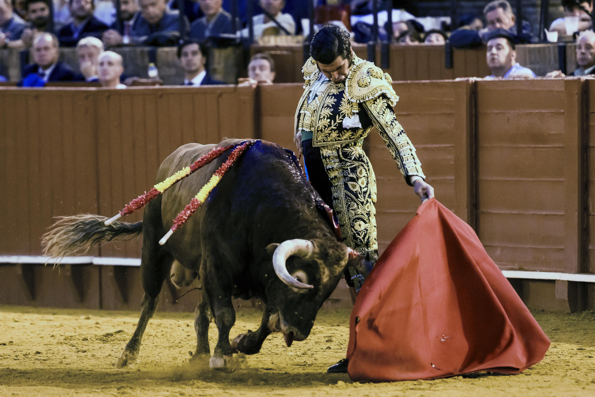 El diestro Morante de la Puebla con su segundo toro en la corrida de la Feria de San Miguel que se ha celebrado en la Plaza de Toros de La Maestranza de Sevilla. EFE/ Raúl Caro