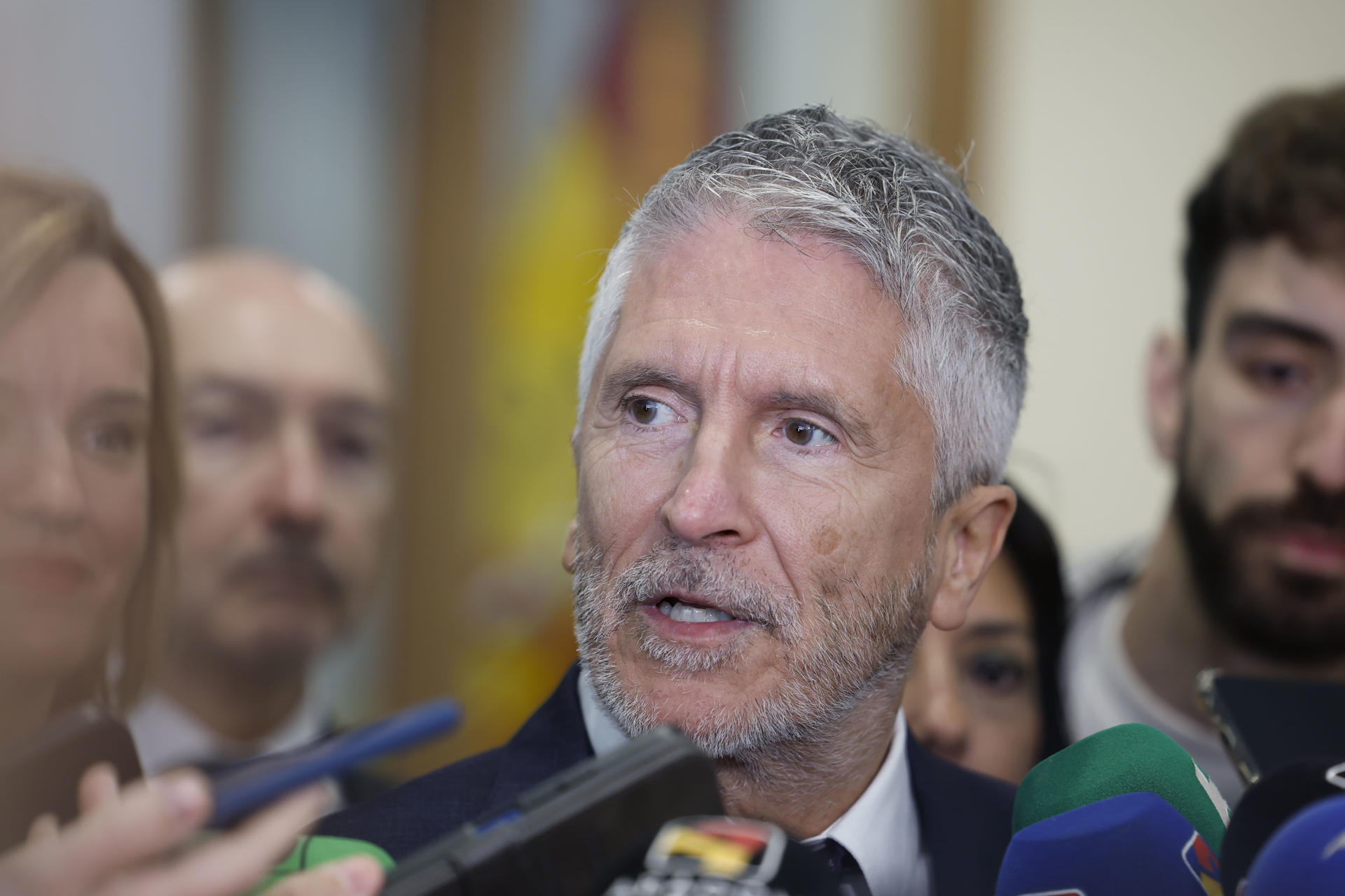 El ministro del Interior, Fernando Grande-Marlaska, atiende a la prensa durante la inauguración del nuevo acuartelamiento de la Guardia Civil en Zaragoza. EFE/ Javier Cebollada