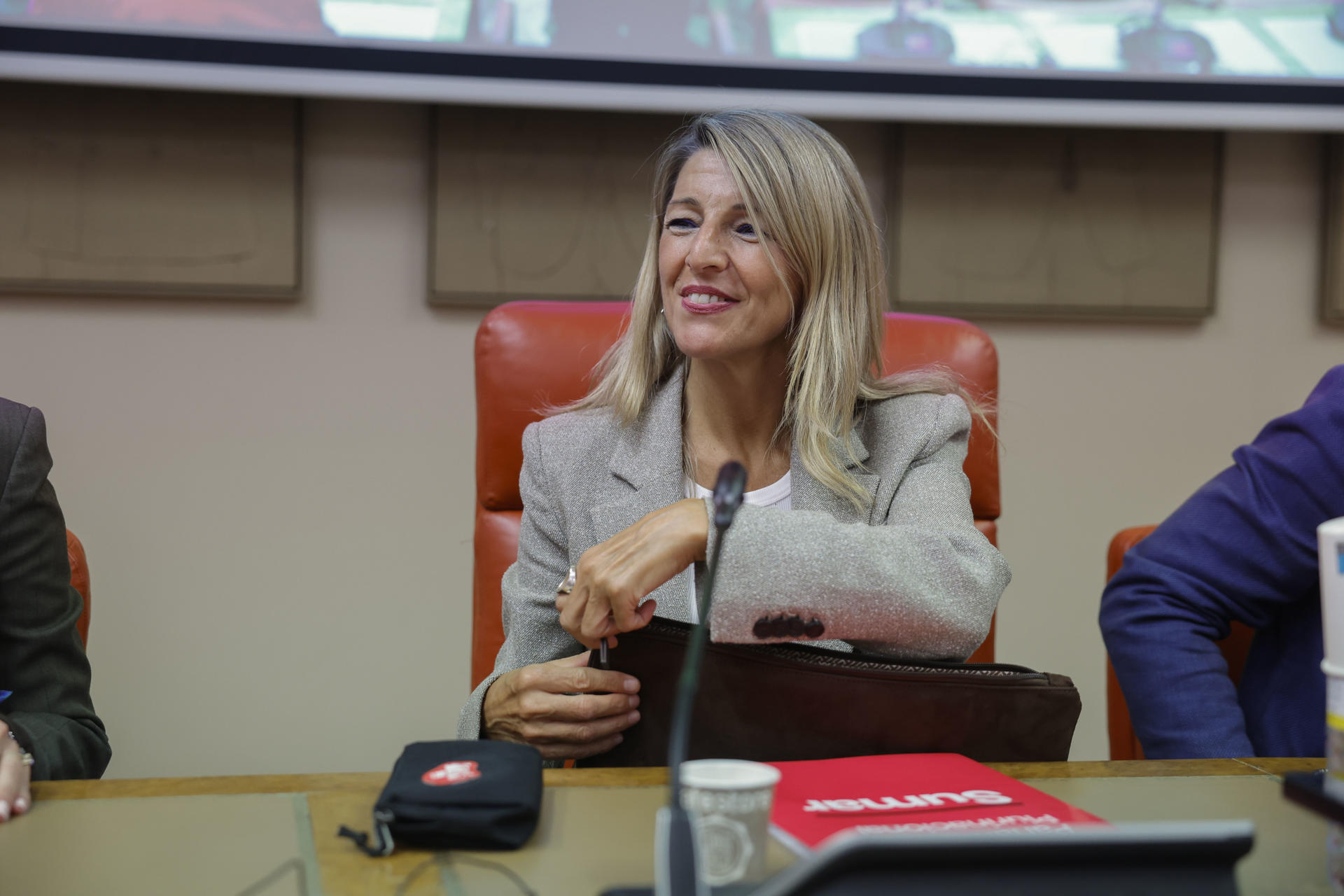 La vicepresidenta segunda del Gobierno y ministra de Trabajo, Yolanda Díaz, participa en un encuentro con los diputados del grupo parlamentario de Sumar este lunes, en el Congreso, en Madrid. EFE/ Zipi Aragón
