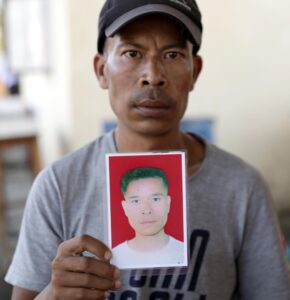 imagen de archivo del hermano de un desaparecido en el conflicto étnico de Manipur, mostrando una foto de su ser querido. EFE/EPA/PIYAL ADHIKARY