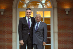 El presidente del Gobierno, Pedro Sánchez (i), junto al presidente del Consejo Europeo, António Costa, en una imagen de archivo. EFE/ Fernando Villar