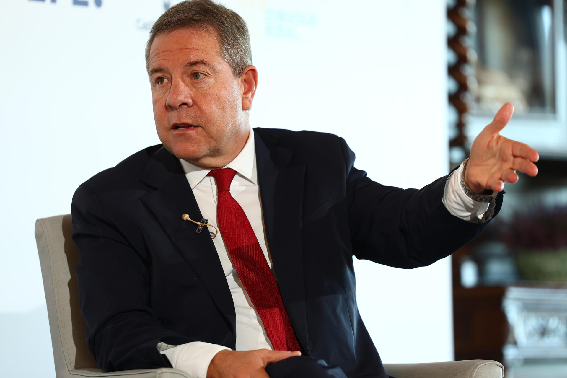 El presidente de Castilla-La Mancha, Emiliano García-Page, durante el encuentro informativo que mantuvo con el presidente de la agencia EFE, Miguel Ángel Oliver, con motivo de la celebración del 40 aniversario de la agencia EFE en Castilla-La Mancha, este viernes en Toledo. EFE/ Ismael Herrero