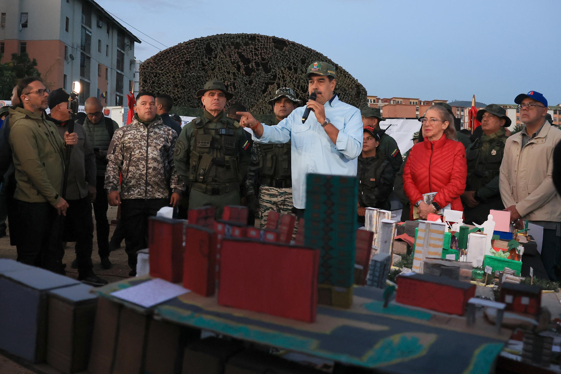 Fotografía cedida por Prensa del Palacio de Miraflores del presidente de Venezuela, Nicolás Maduro (c), hablando junto al ministro del Poder Popular para la Defensa, Vladimir Padrino López (i), y primera dama, Cilia Flores (d), durante la activación del 'Plan Independencia 200' este jueves, en Caracas (Venezuela). EFE/ Jhonn Zerpa/ Prensa del Palacio de Miraflores
