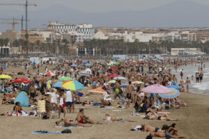 Tiempo nublado en la playa de las Arenas de Valencia este domingo. El otoño empezará este lunes con tormentas intensas en la península y un marcado desplome de las temperaturas, con valores entre 5 y 10 grados más fríos de lo normal para esta época, que aumentará la sensación de "tiempo desapacible", sobre todo en la mitad norte. Así lo ha anticipado la Agencia Estatal de Meteorología (Aemet) cara al estreno de la nueva estación. EFE/ Ana Escobar