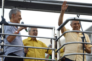 Los cantantes brasileños Chico Buarque (i), Caetano Veloso (c), y Paulinho da Viola (d), participan durante una manifestación este domingo, en la Playa de Copacabana, en Río de Janeiro (Brasil). EFE/ Antonio Lacerda