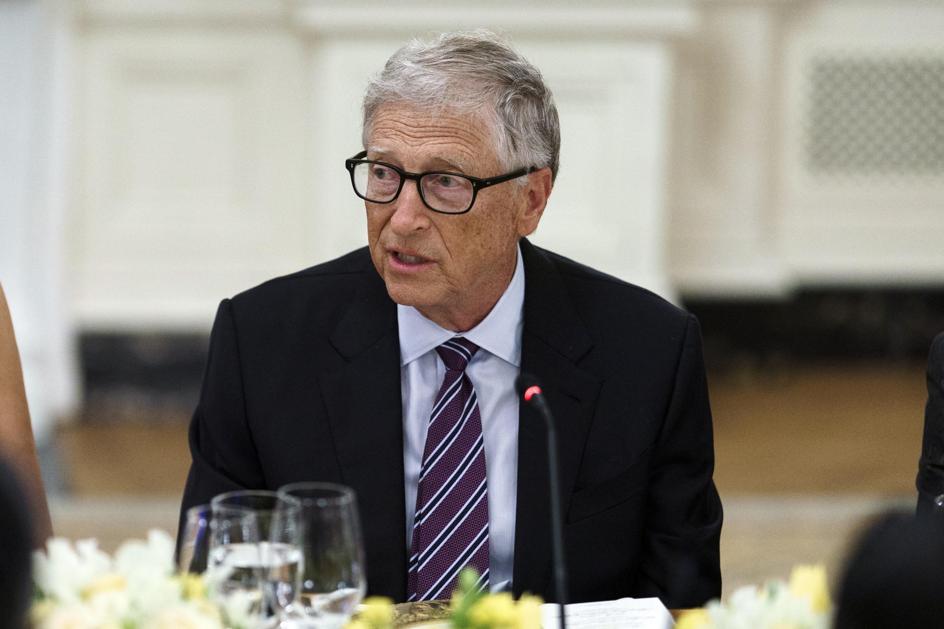 Bill Gates, cofundador de Microsoft durante una cena organizada por el presidente Trump con líderes del sector tecnológico de EE.UU. en la Casa Blanca, en Washington (EE.UU.). EFE/EPA/WILL OLIVER / POOL