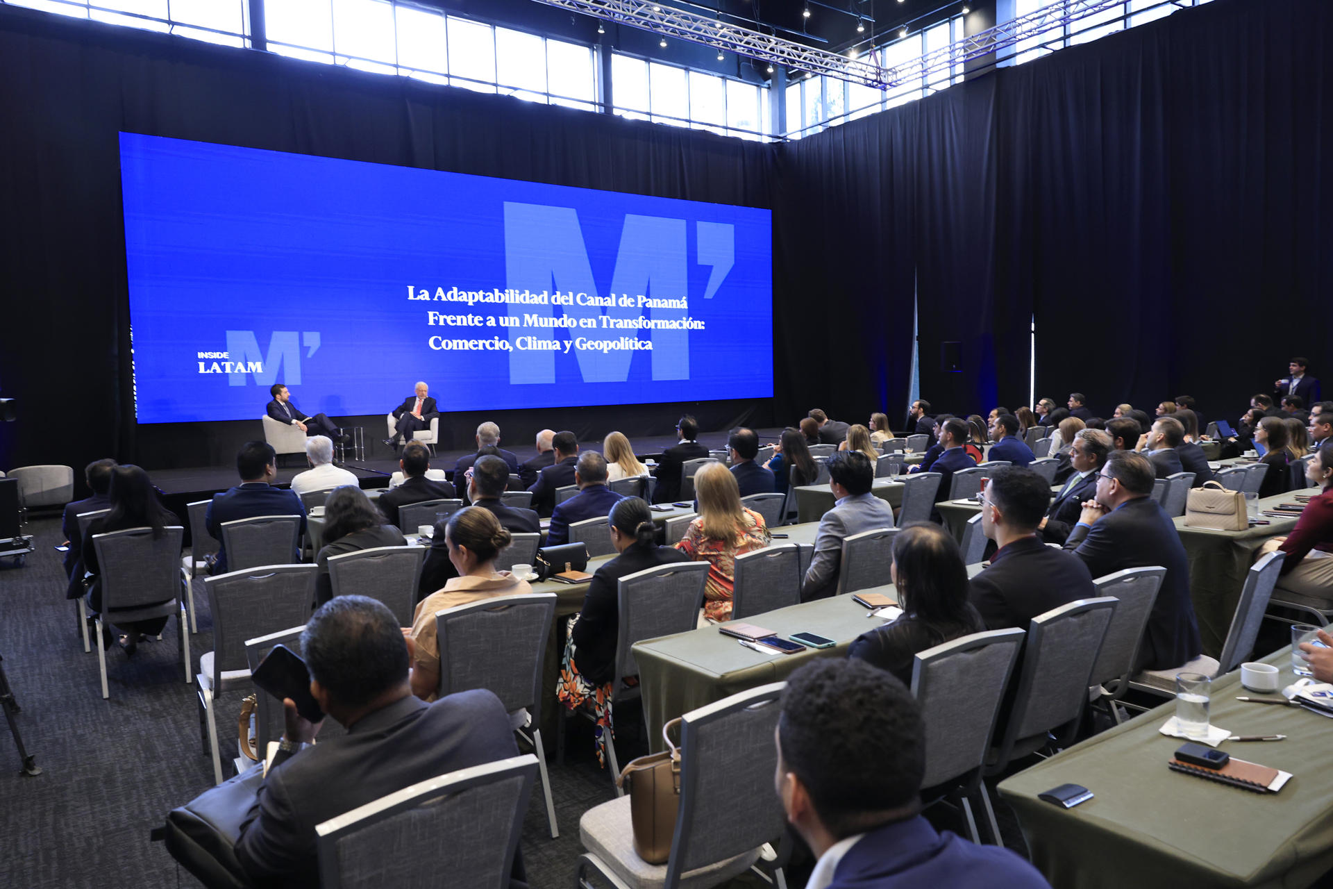 El administrador de la Autoridad del canal de Panamá, Ricaurte Vázquez Morales (c), habla durante el evento 'La Adaptabilidad del canal de Panamá Frente a un mundo en Transformación: Comercio, Clima y Geopolítica' este martes, en Ciudad de Panamá (Panamá). EFE/ Bienvenido Velasco
