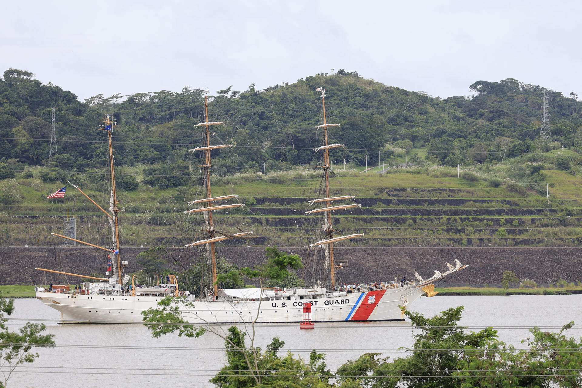 El buque escuela de la Guardia Costera de EEUU, 'Eagle', navega por el Canal de Panamá este sábado, en Ciudad de Panamá (Panamá). FE/ Bienvenido Velasco