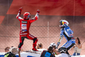 El piloto español de MotoGP Álex Márzquez (BK8 Gresini Racing MotoGP) y el piloto español de MotoGP Marc Márquez (Ducati Lenovo Team) celebran el primer y segundo puesto después de Gran Premio de Cataluña, que se ha disputado este domingo en el circuito de Barcelona-Cataluña en Montmeló. EFE/Siu Wu