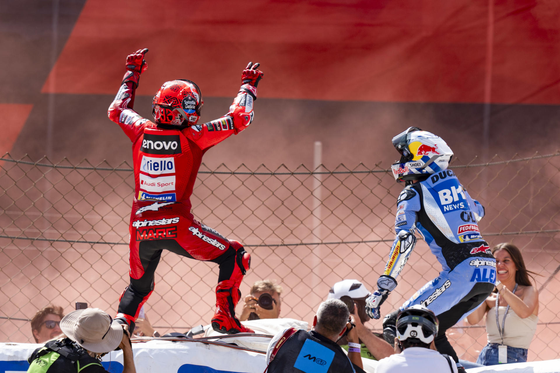 El piloto español de MotoGP Álex Márzquez (BK8 Gresini Racing MotoGP) y el piloto español de MotoGP Marc Márquez (Ducati Lenovo Team) celebran el primer y segundo puesto después de Gran Premio de Cataluña, que se ha disputado este domingo en el circuito de Barcelona-Cataluña en Montmeló. EFE/Siu Wu