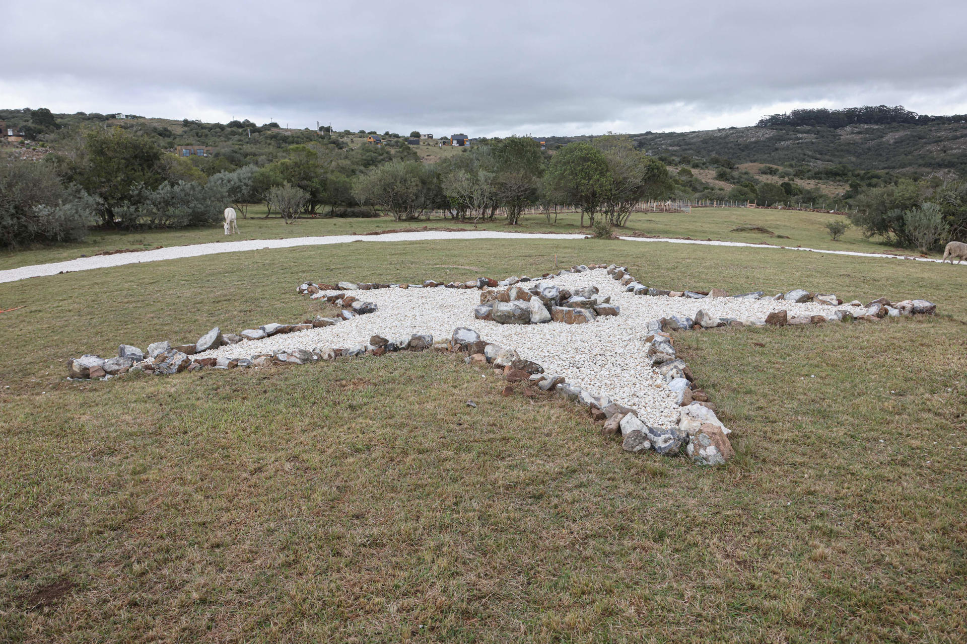 Fotografía que muestra un símbolo religioso este domingo, en Villa Serrana (Uruguay). EFE/ Gastón Britos
