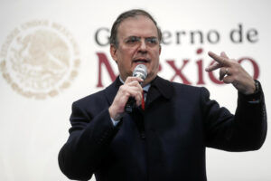 El secretario de Economía, Marcelo Ebrard, habla durante una rueda de prensa en la Ciudad de México (México). Fotografía de archivo. EFE/ Isaac Esquivel
