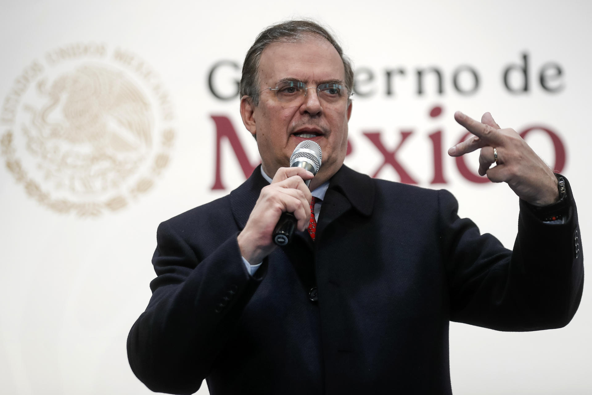 El secretario de Economía, Marcelo Ebrard, habla durante una rueda de prensa en la Ciudad de México (México). Fotografía de archivo. EFE/ Isaac Esquivel