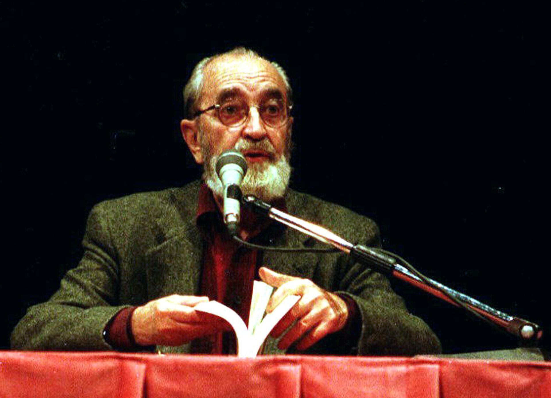 Almagro, 26.10.1999.- EL POETA Y ACADEMICO DE LA LENGUA ANGEL GONZALEZ, PREMIO PRINCIPE DE ASTURIAS DE LAS LETRAS, DURANTE LA INAUGURACION DEL XV ENCUENTRO DE POESIA ESPAÑOLA QUE SE HA CELEBRADO ESTA TARDE EN ALMAGRO (CIUDAD REAL). EFE/MANUEL RUIZ TORIBIO/ ARCHIVO