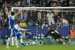 El entrenador del Espanyol, José Manuel González (d), saluda al del Mallorca, Jagoba Arrasate, ante del partido de LaLiga de fútbol que ambos equipos disputan este lunes en el RCDE Stadium. EFE/Enric Fontcuberta