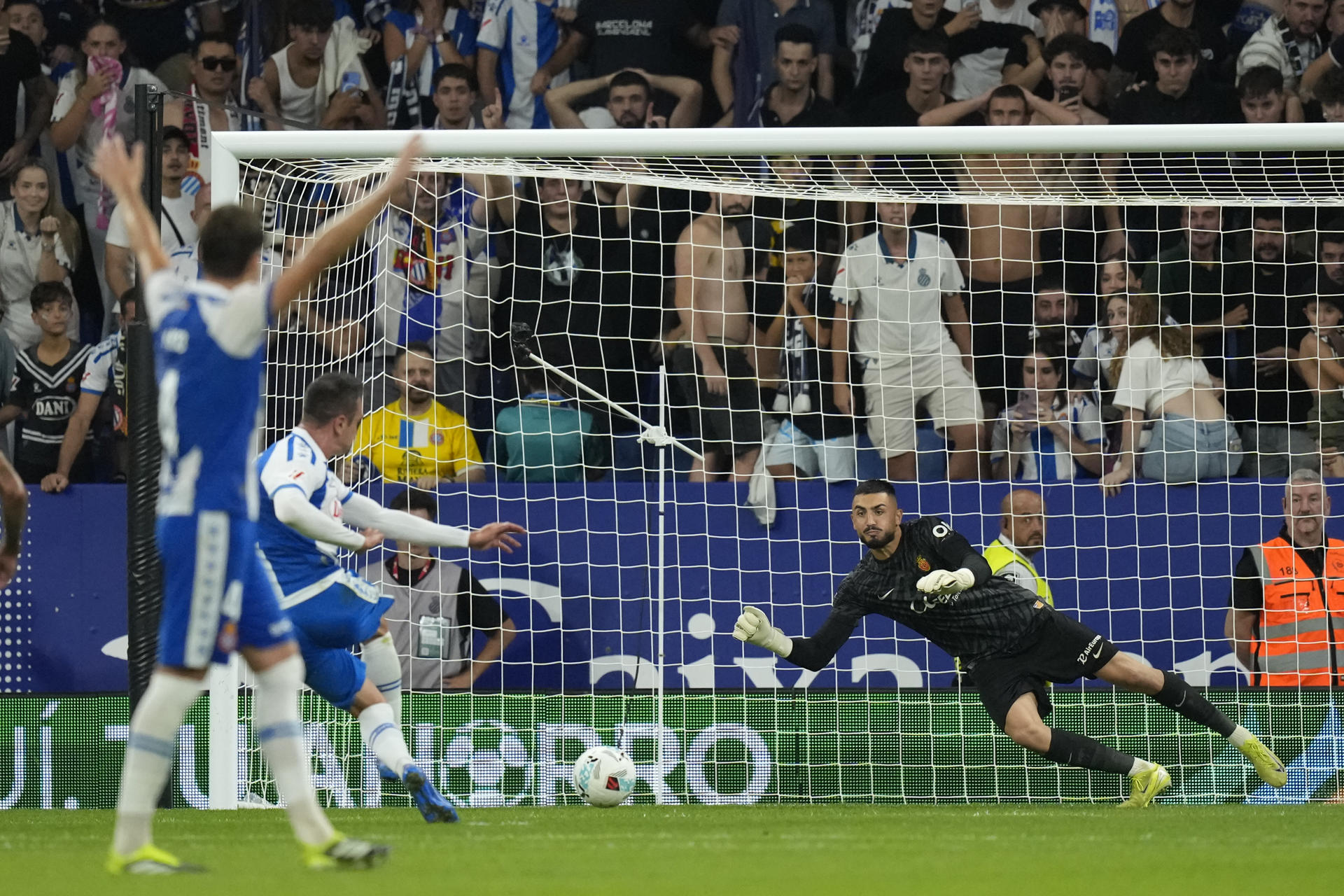 El delantero del Espanyol Kike García (c) marca su gol de penalti, durante el partido de la cuarta jornada de LaLiga de fútbol que RCD Espanyol y RCD Mallorca disputan este lunes en el RCDE Stadium, en Cornellá. EFE/Enric Fontcuberta