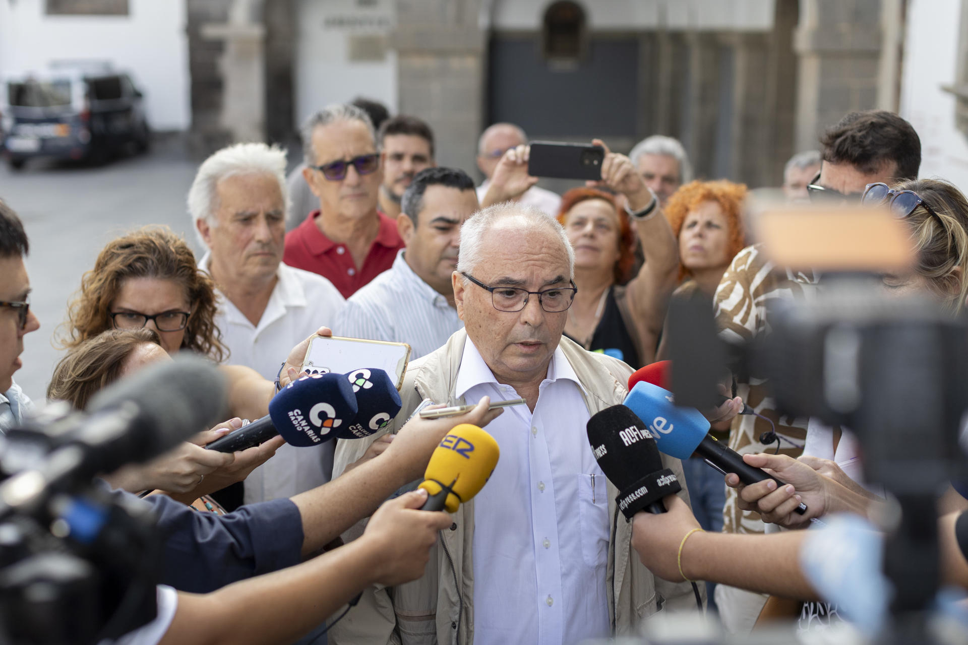 LPodemos, Sumar, CCOO y UGT, entre otras organizaciones políticas y sociales, han presentado este viernes en la Fiscalía de Canarias una denuncia dirigida al fiscal general del Estado, Álvaro García Ortiz, para que investigue por delito de odio al líder de Vox, Santiago Abascal, por haber pedido que se hunda el barco humanitario Open Arms.. El abogado José Rivero (c), atiende a los medios de comunicación, momentos antes del registro de la denuncia. Fiscalía, Palacio de Justícia. Foto EFE/Quique Curbelo