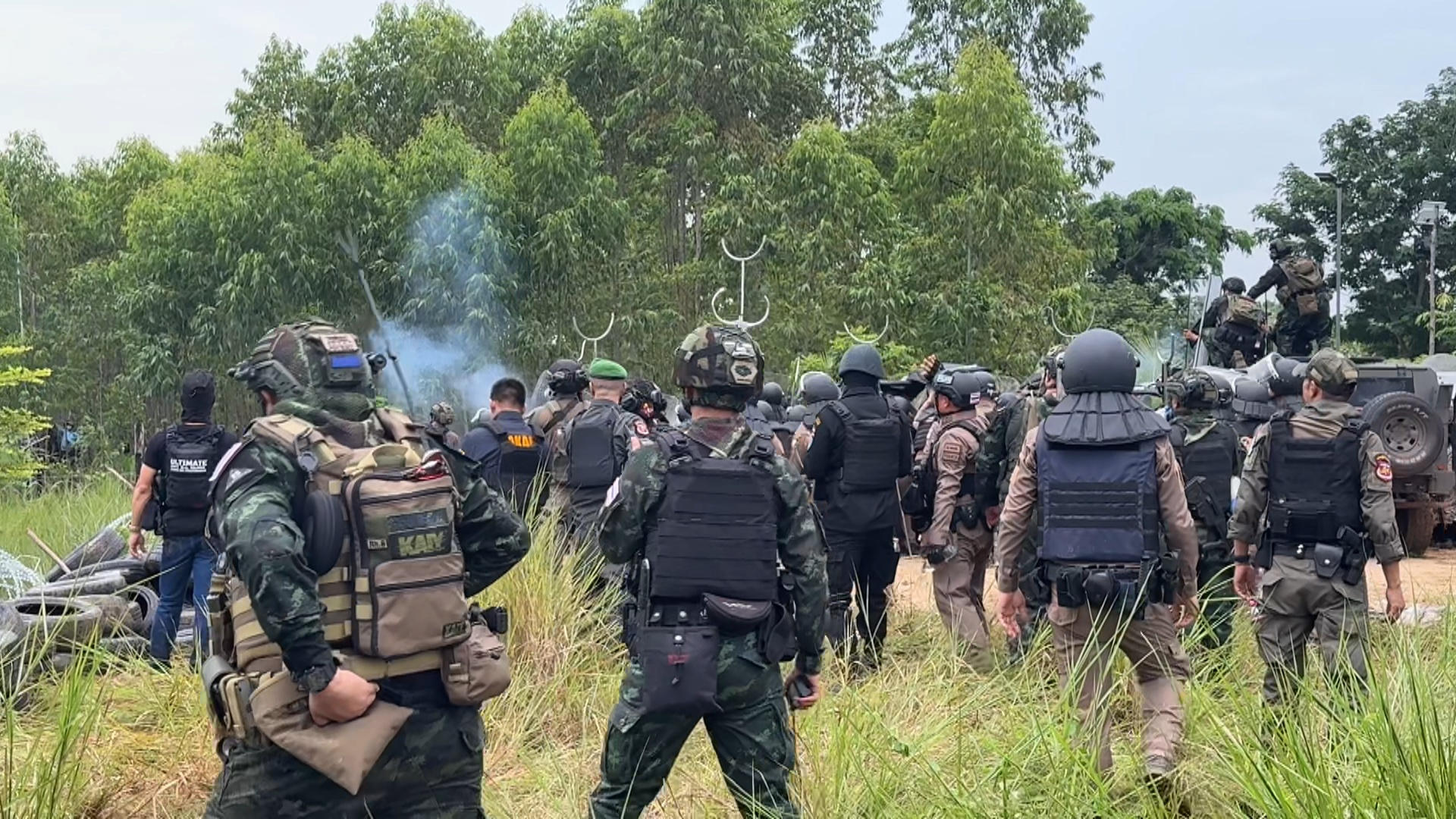BAAN NONG YA KAEW (Tailandia), 18/09/2025.- Captura de un vídeo facilitado por la Fuerza Real Tailandesa que muestra el momento en que el Ejército tailandés dispersa con gases lacrimógenos y balas de goma a ciudadanos camboyanos en una zona fronteriza entre Tailandia y Camboya. EFE/ Fuerza Real Tailandesa SOLO USO EDITORIAL/SOLO DISPONIBLE PARA ILUSTRAR LA NOTICIA QUE ACOMPAÑA (CRÉDITO OBLIGATORIO)
