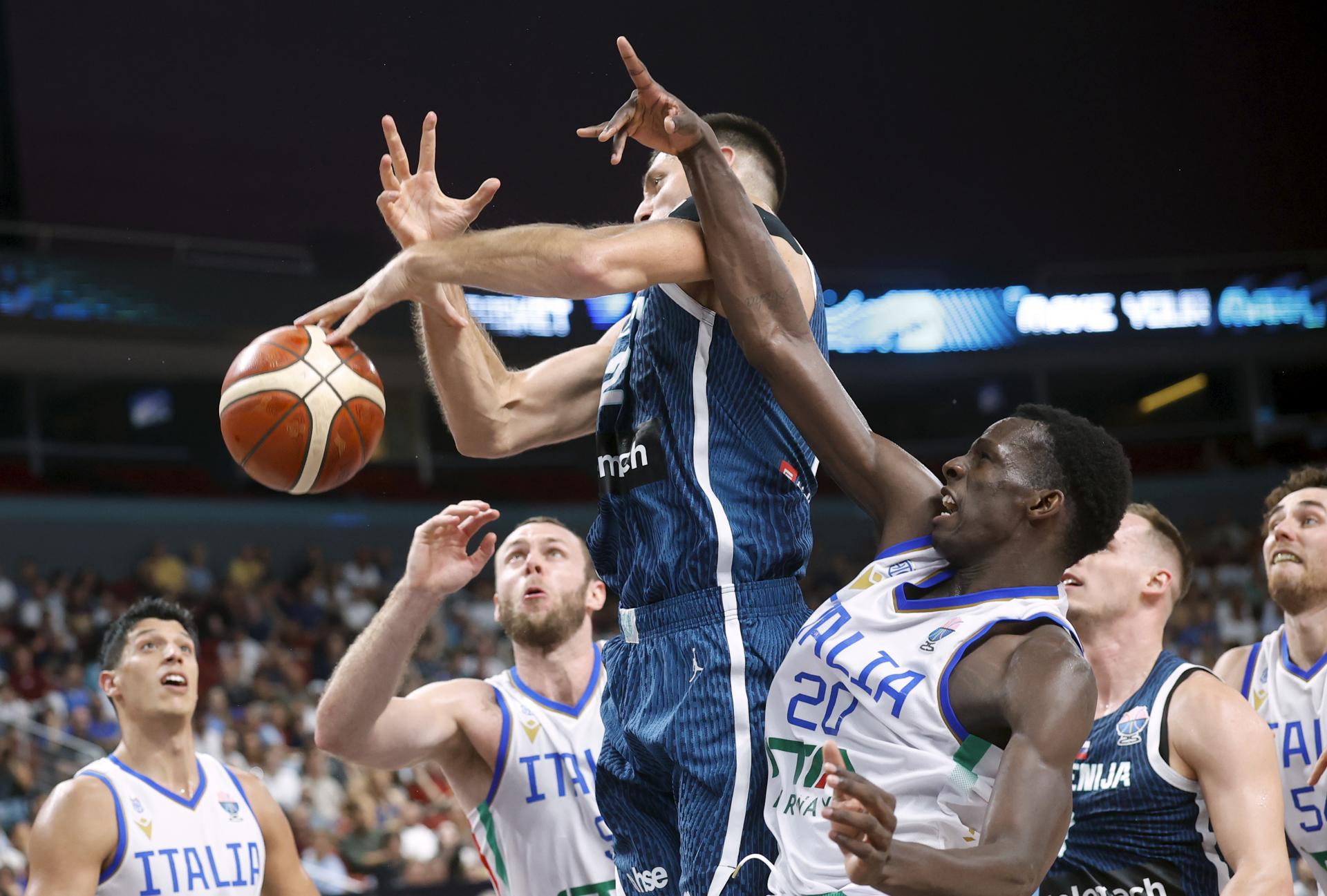 Luka Doncic lideró el pase de la selección eslovena a los cuartos de final del Eurobasket con una exhibición en la victoria ante Italia por 77-84, en un duelo en el que el jugador de los Lakers sumó la mitad de los puntos de su equipo y más valoración que el resto de sus compañeros juntos. EFE/EPA/TOMS KALNINS