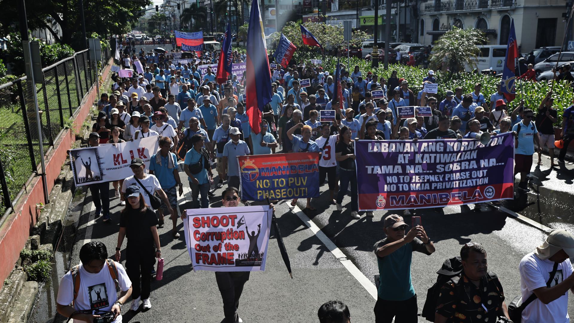 Miles de personas se manifiestan en Manila en contra de la corrupción.
EFE/EPA/FRANCIS R. MALASIG
