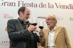Los actores Karra Elejalde y Emilio Gutiérrez Caba brinddan en la Fiesta de la Vendimia de Aranda de Duero. EFE/Paco Santamaría
