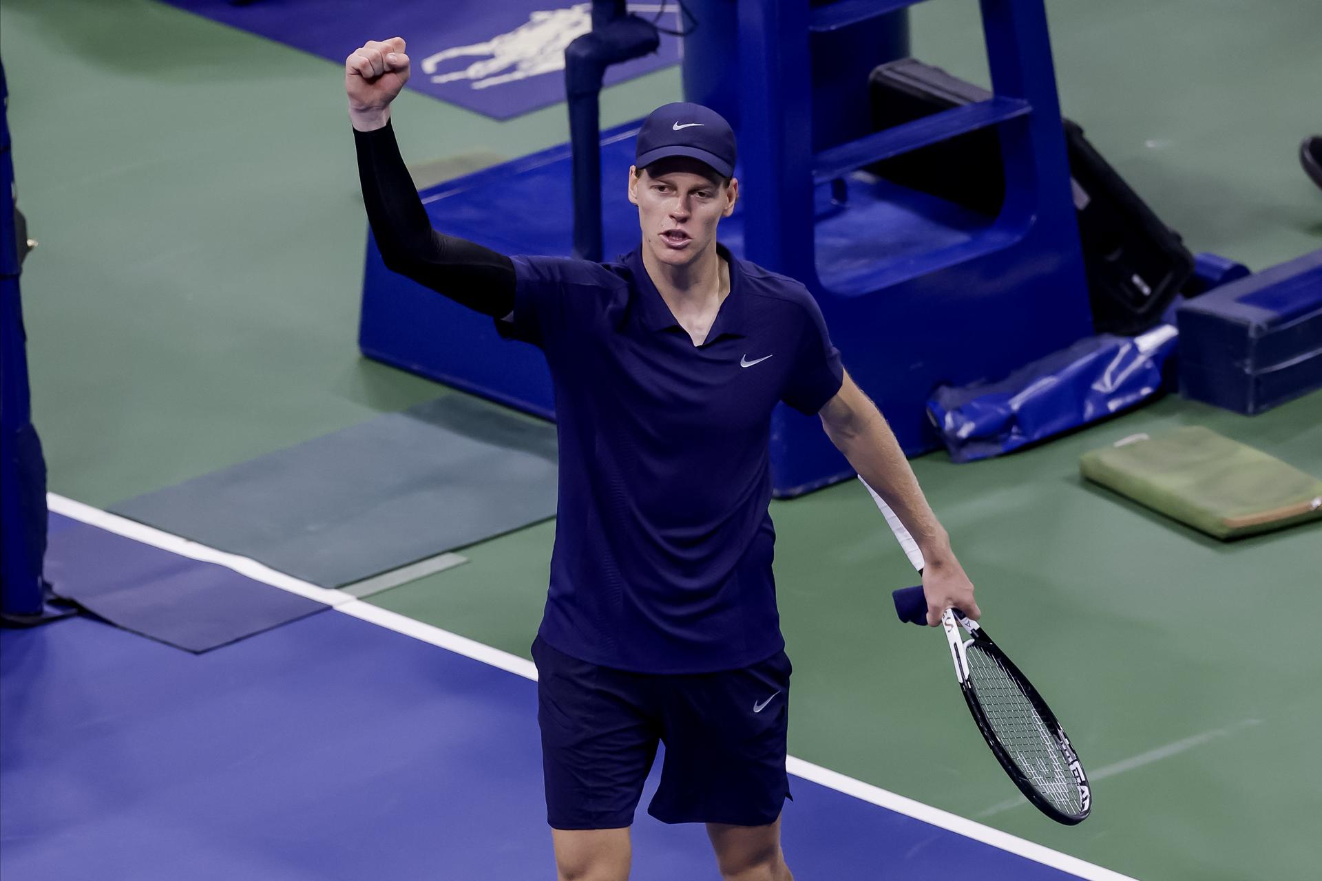 El tenista italiano Jannik Sinner tras derrotar al canadiense Felix Auger-Aliassime durante las semifinales individuales masculinas en el Abierto de Tenis de EE.UU. en el Centro Nacional de Tenis USTA Billie Jean King en Flushing Meadows, Nueva York, EE.UU. EFE/EPA/BRIAN HIRSCHFELD
