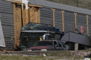 Fotografía del 8 de septiembre de 2025, del accidente entre un ferrocarril y un autobús de pasajeros en Atlacomulco (México). EFE/Felipe Gutiérrez