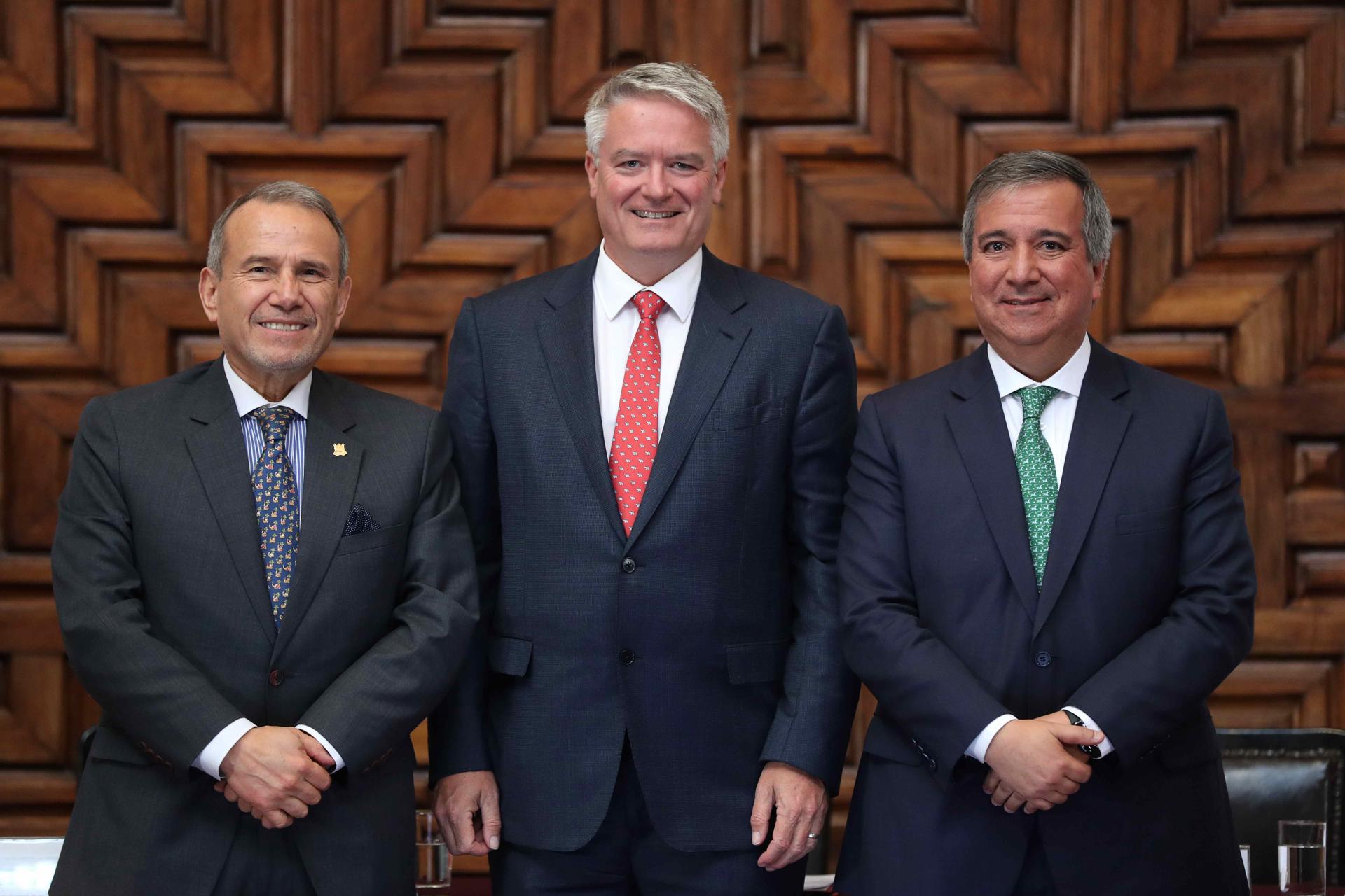De izquierda a derecha, el canciller de Perú, Elmer Schialer, el secretario general de la Organización para la Cooperación y el Desarrollo Económicos (OCDE), Mathias Cormann, y el ministro de Economía de Perú, Raúl Pérez Reyes, posan durante la presentación del informe económico de la OCDE este lunes, en Lima (Perú). EFE/ Paolo Aguilar
