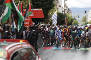 Varias personas protestan por la participación del equipo Israel Premier Tech en la Vuelta, y en apoyo a Palestina, ante la salida de los ciclistas participantes en la etapa 17 de la Vuelta Ciclista a España disputada este miércoles entre O Barco de Valdeorras (Ourense) y Alto de El Morredero (EL Bierzo-León), de 143,2km de recorrido. EFE/ Javier Lizon
