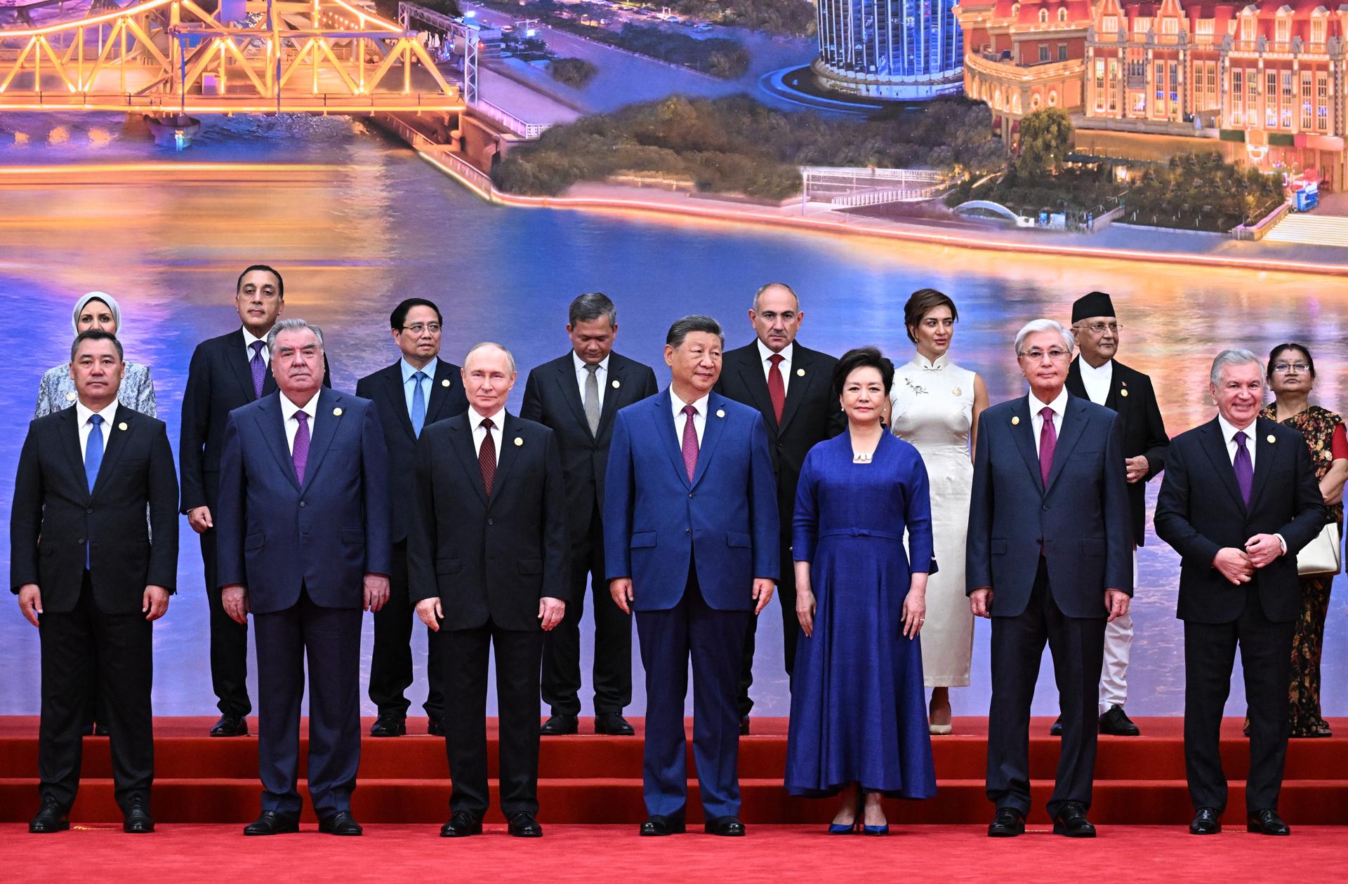 (De izq. a der.) El presidente kirguiso, Sadyr Japarov, el presidente tayiko, Emomali Rahmon, el presidente ruso, Vladimir Putin, el presidente chino, Xi Jinping, y su esposa, Peng Liyuan, el presidente kazajo, Kassym-Jomart Tokayev, y el presidente uzbeko, Shavkat Mirziyoyev, posan para una foto familiar durante una ceremonia de bienvenida a los jefes de Estado de la OCS (Organización de Cooperación de Shanghai) en Tianjin, China, el 31 de agosto de 2025. EFE/EPA/Sergey Bobylev/Sputnik/Kremlin pool