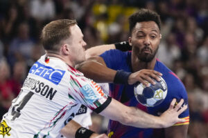N´Guessan (d) y Magnusson (i), durante el partido correspondiente a la segunda jornada de la fase regular de la Liga de Campeones de Balonmano entre el Barça y el Magdeburgo alemán. EFE/Enric Fontcuberta