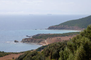Vista de Cala Arena, en Algeciras, donde murió el ocupante de la narcolancha. EFE/A.Carrasco Ragel.
