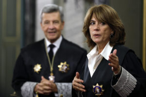 Foto de archivo de la ex fiscal general del Estado Dolores Delgado, entre los asistentes a la toma de posesión del magistrado de la Sala de lo Contencioso-Administrativo del TS Dimitry Berberoff como vicepresidente del Alto Tribunal en Madrid. EFE/ Javier Lizon // POOL