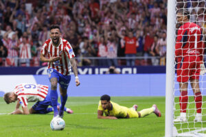 El centrocampista argentino del Atlético de Madrid Nico González celebra su gol contra el Villarreal, durante el partido de la cuarta jornada de LaLiga de fútbol que Atlético de Madrid y Villarreal CF disputaron en el estadio Metropolitano. EFE/Sergio Pérez