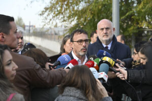 Imagen de archivo del portavoz de Junts, Josep Rius (c) a su llegada a la Audiencia Nacional. EFE/Fernando Villar