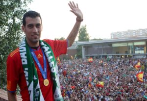 Fotografía de archivo en la que se observa al mediocentro Sergio Busquets al ser recibido por numerosos vecinos de Badia del Vallés durante el homenaje que ha recibido en la localidad barcelonesa tras la victoria de la Selección en el Mundial de Sudáfrica 2010. EFE/Albert Olivé